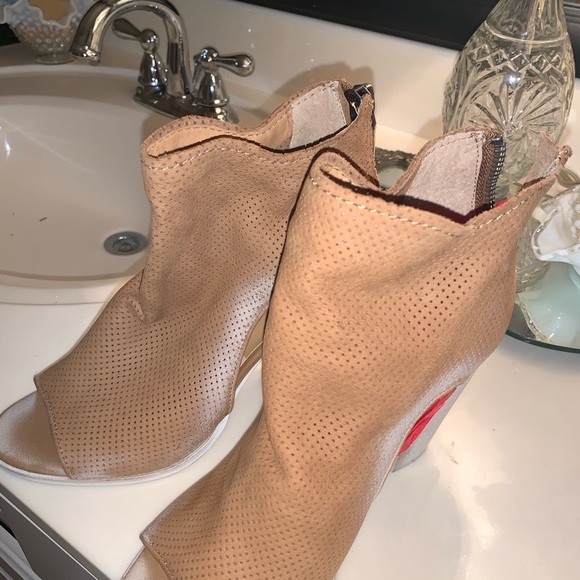 Dolce Vita Tan Peep-Toe Booties - Picture 4 of 8